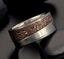 The RS-1252 ring displayed next to a professional black jewelry gift box and a polishing cloth