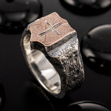 Angled shot showing the hand-forged, brutalist texture of the RS-1424 ring and the warm contrast of the copper top plate.